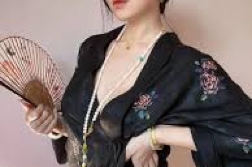 700万粉丝网红“暴躁的小张”突发讣告83岁姥姥骤然离世其两年前曾突发心梗住院常与千万粉丝网红“田姥姥”合拍视频“田”留言：老姐姐一路走好
