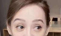 某女星直播翻车！美颜失效瞬间素颜曝光中年观众：这皱纹才真实